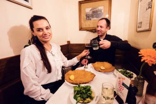 Adriana e Mario con un Wiener Schnitzel gigante al Figlmüller Wollzeile a Vienna.