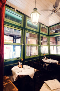 Sala da pranzo storica del Figlmüller Wollzeile con tavoli in legno e arredamento tradizionale austriaco.