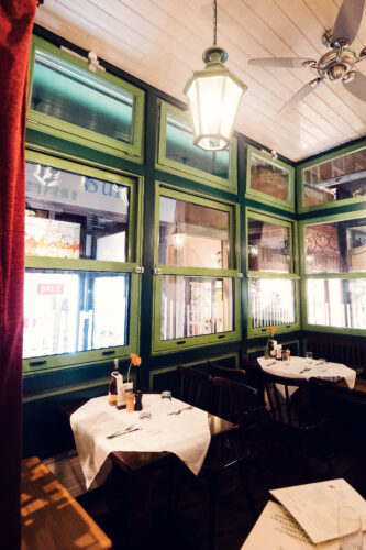 Sala da pranzo storica del Figlmüller Wollzeile con tavoli in legno e arredamento tradizionale austriaco.