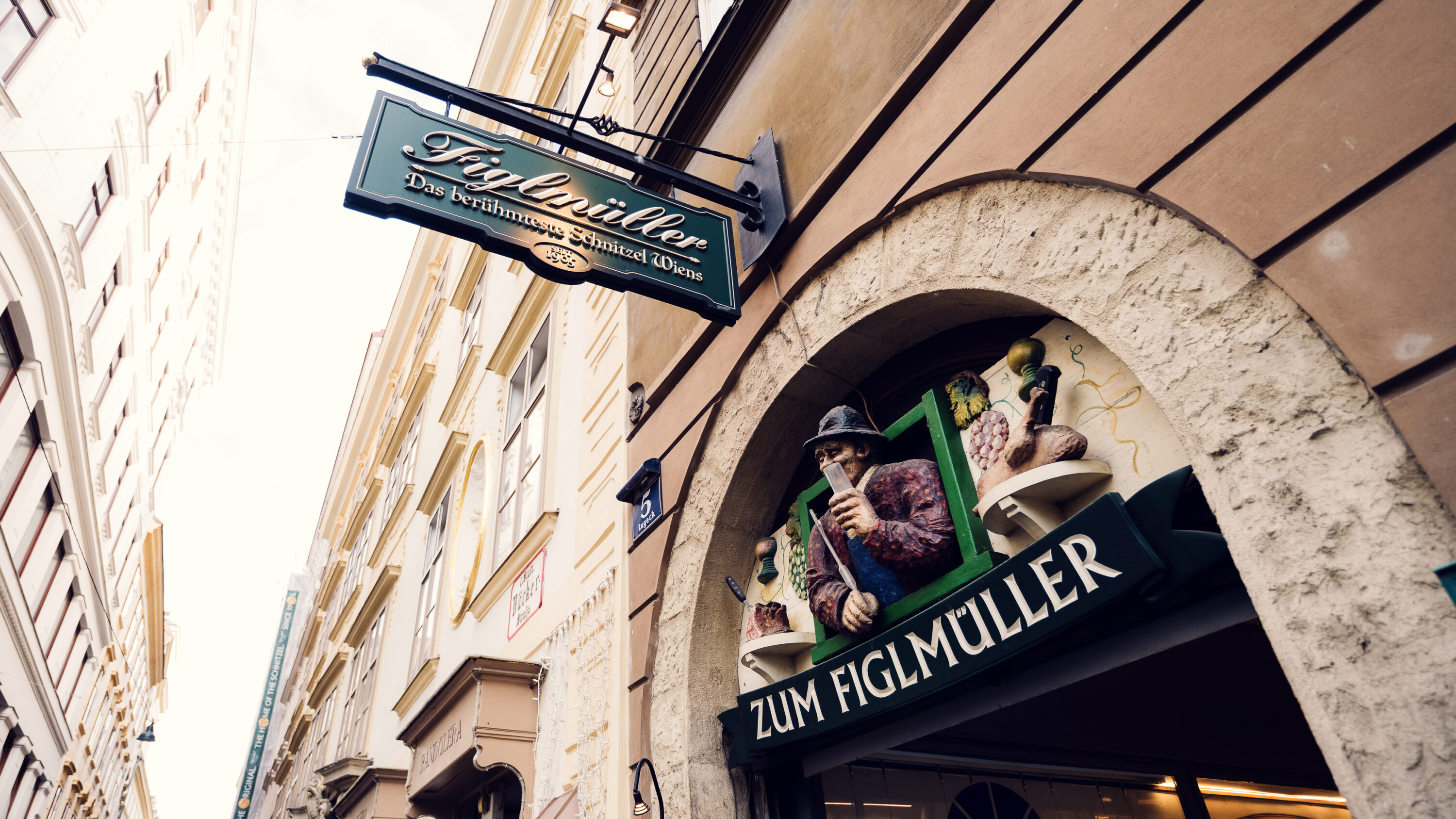 Ingresso del Figlmüller Wollzeile con l'insegna classica del ristorante viennese.
