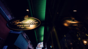 Facciata del ristorante Figlmüller Wollzeile con dettagli architettonici viennesi tradizionali.