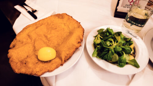 Wiener Schnitzel tradizionale servito al Figlmüller Wollzeile con insalata di patate e limone.