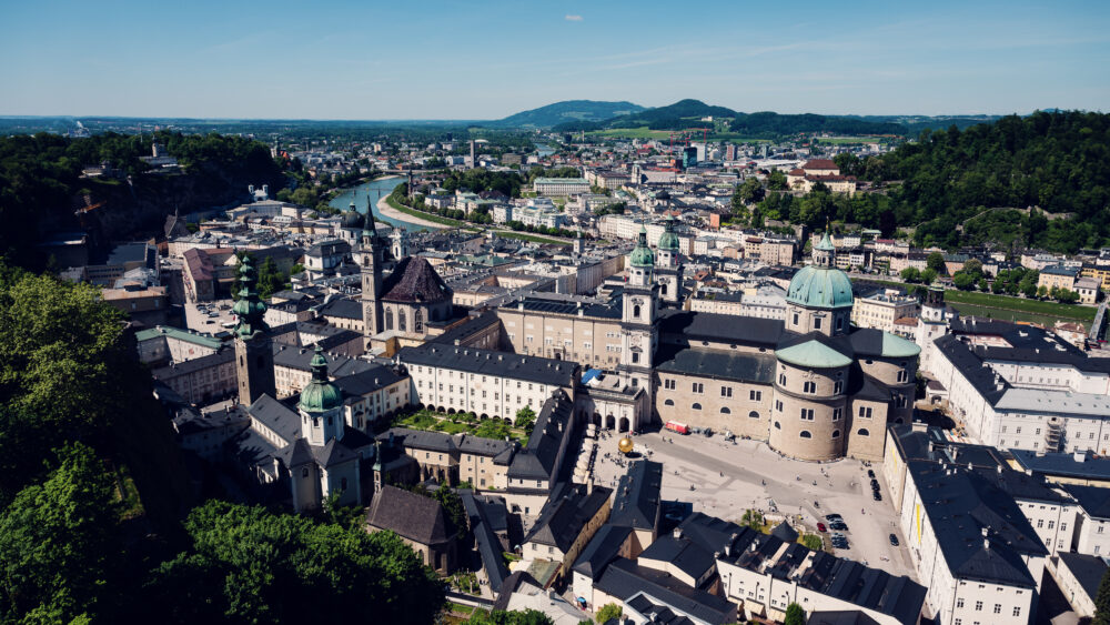 Ampio panorama del centro storico di Salisburgo, del duomo e del Salzach dalla fortezza.