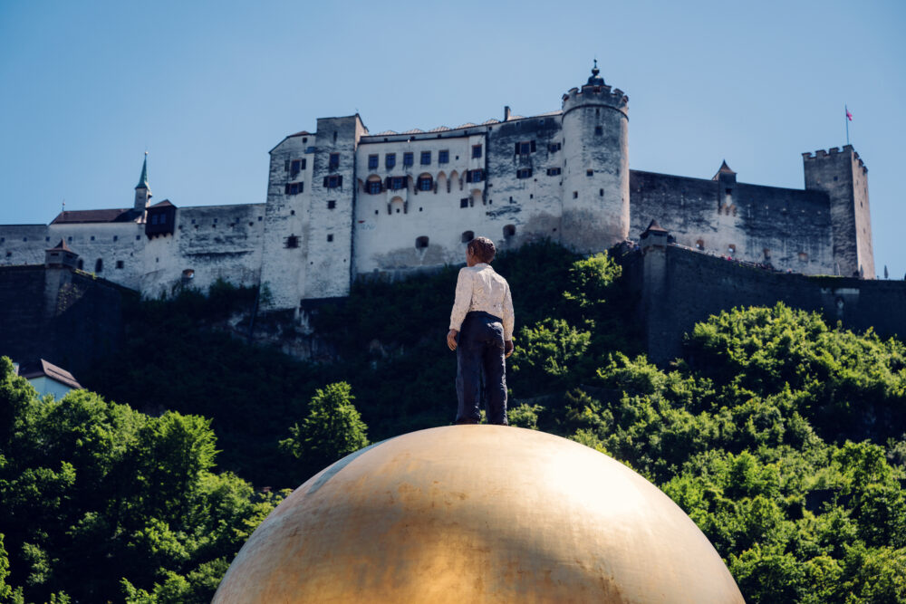 Scultura Sphaera sulla Kapitelplatz con la fortezza di Hohensalzburg sullo sfondo.