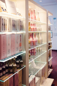 Glass display shelves with rosé and white Schlumberger sparkling wine bottles and gift boxes in the shop.