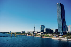 Vista panoramica sul Nuovo Danubio con i grattacieli di Donau City e il DC Tower dietro Copa Beach.