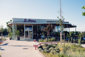 Il ristorante It's Amore dalla facciata vetrata, con la sua insegna al neon, a Copa Beach.