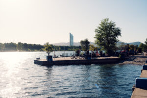 Una piccola penisola sul Nuovo Danubio con il Millennium Tower sullo sfondo.