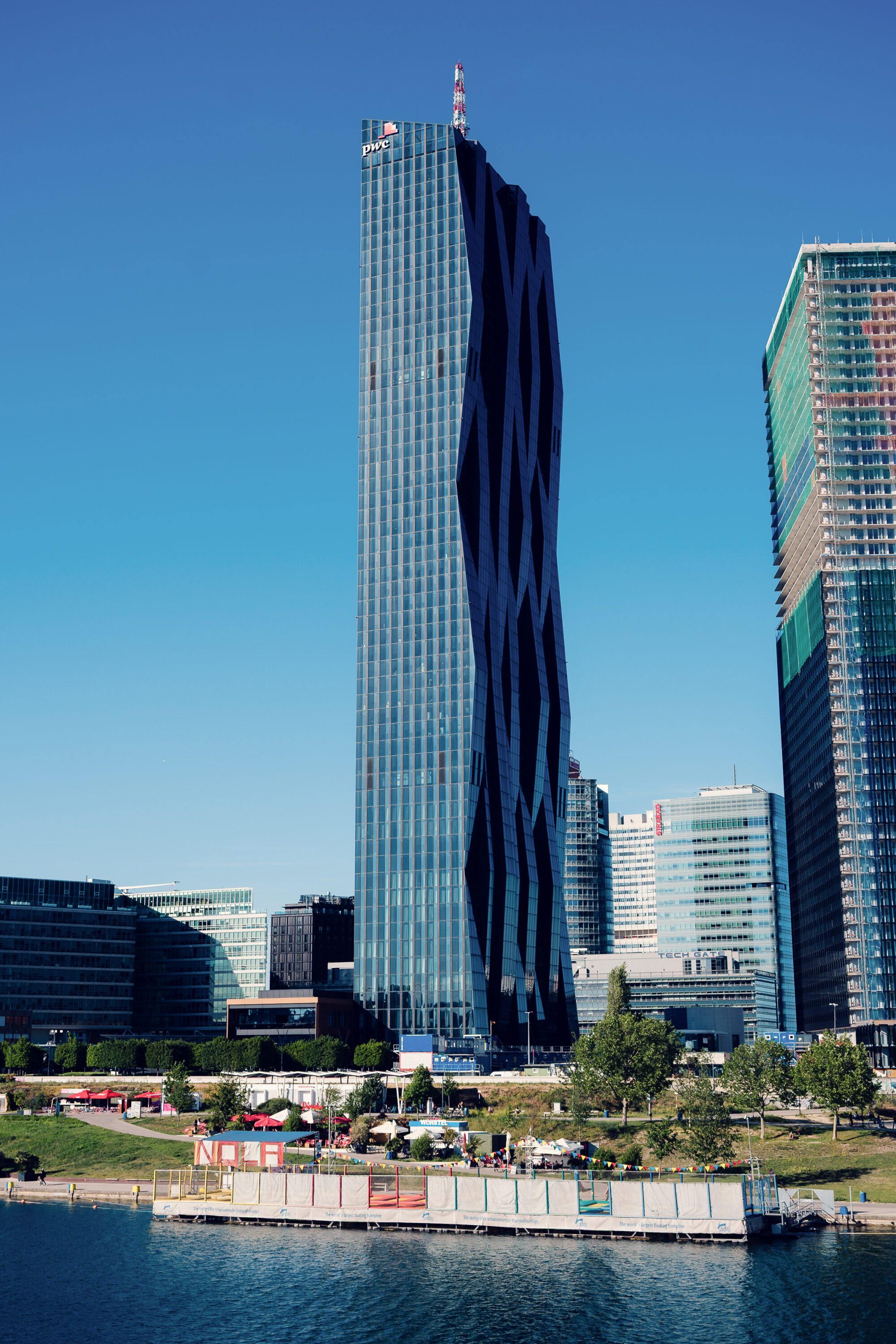 Il DC Tower dalla forma curva svetta su Donau City lungo il Nuovo Danubio, a Copa Beach.