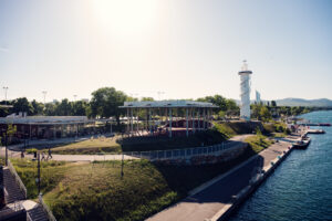 Copa Beach con il suo faro bianco e le terrazze erbose lungo il Nuovo Danubio.