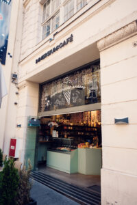 Schaufenster des Immersium Cafés mit mintgrüner Theke und dekorierter Auslage.