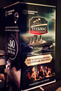 Werbe-Rollup-Banner für das Immersium Dining Titanic-Erlebnis.