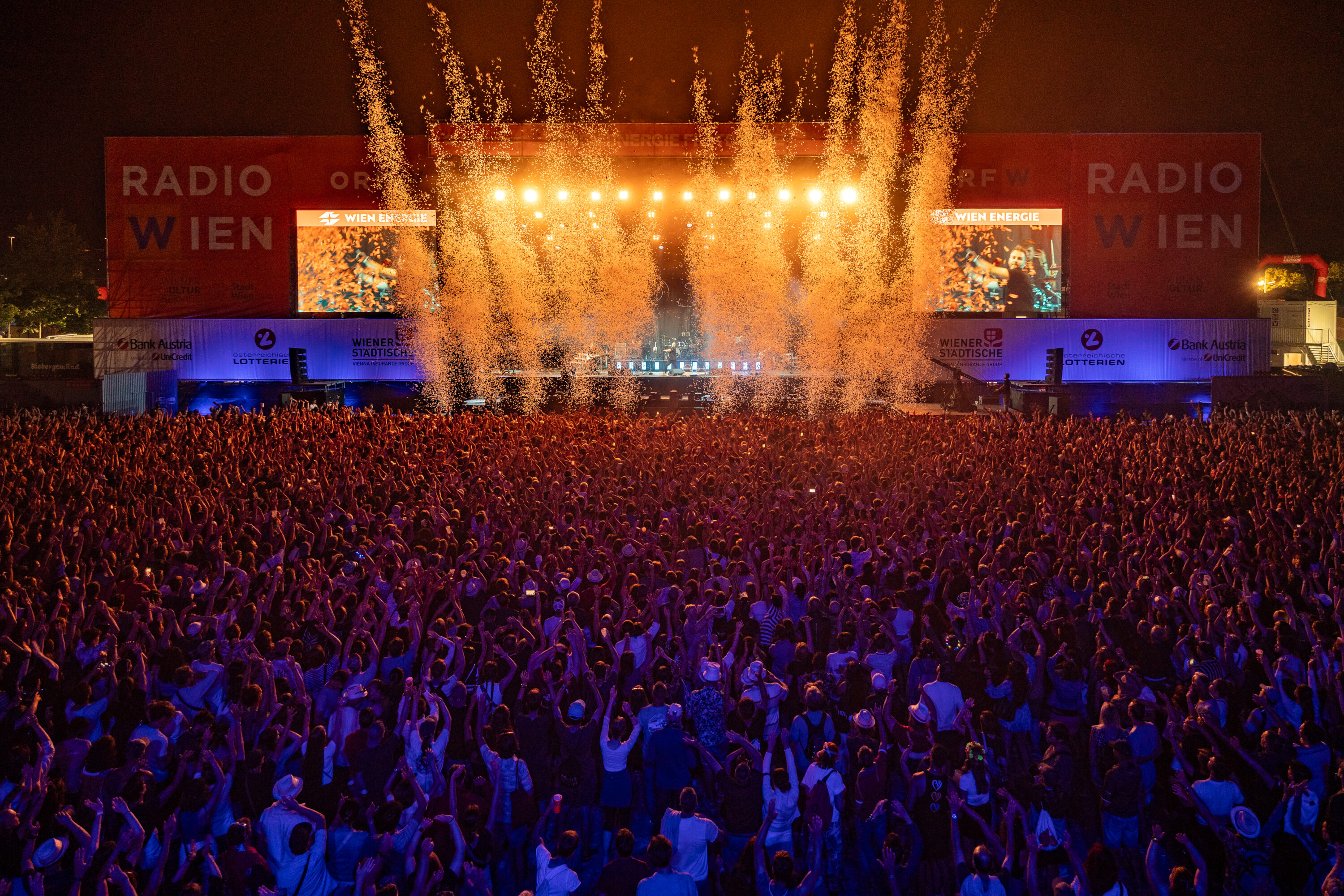 Golden pyrotechnic fountains over the Radio Wien main stage at Donauinselfest with a large night crowd © Donauinselfest / Matthias Lechner